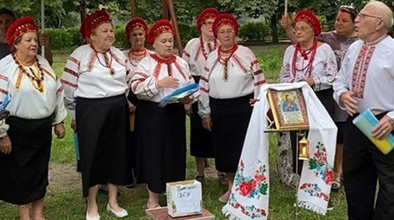 Жовтоводський ансамбль "Горлиці" виступив в дворі багатоповерхівки, щоб зібрати гроші для армії