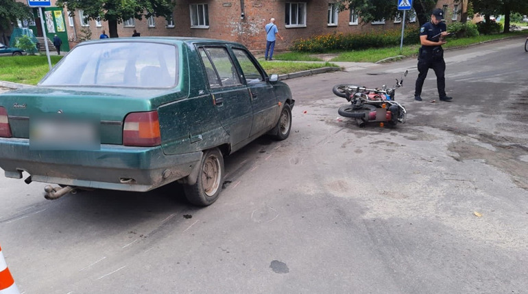 У Шостці сталось ДТП: постраждалого госпіталізували до лікарні