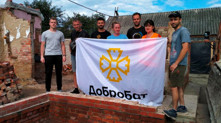 Добробат у Тростянці: триває розбір завалів житлових будинків