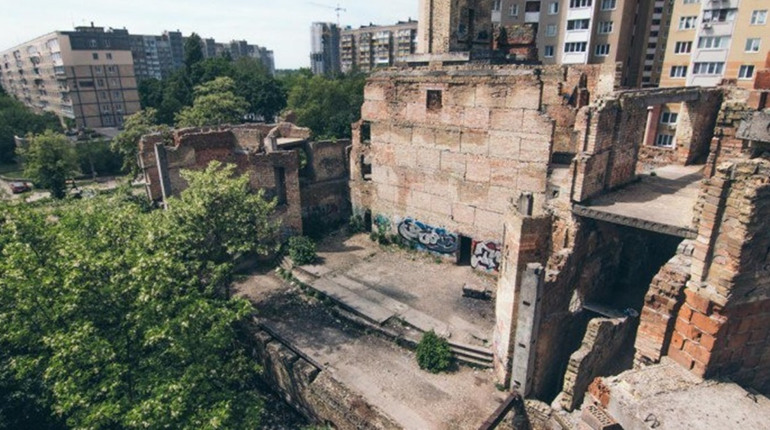 Історична будівля зі шкодою для сучасності