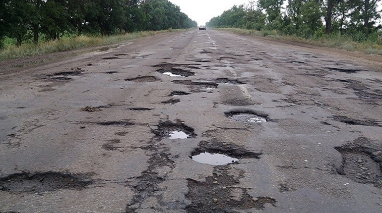 Неподалік Хотіївки постраждав водій мопеда, якого випадково виявили на розбитій дорозі