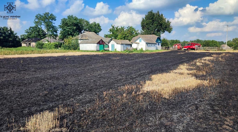 На Черкащині рятувальники ліквідували пожежу стерні пшениці: одна людина загинула