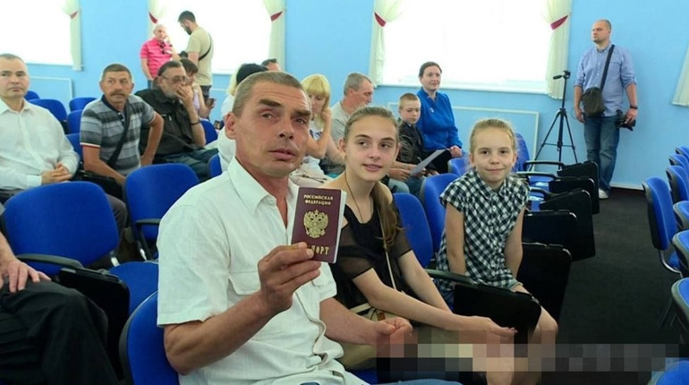 На лівобережжі Херсонщини окупанти готуються до "виборів", тиснуть, щоб люди оформлювали роспаспорти