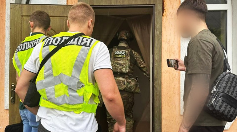 Кіберполіція викрила організовану групу шахраїв: орудували під приводом постачання для ЗСУ