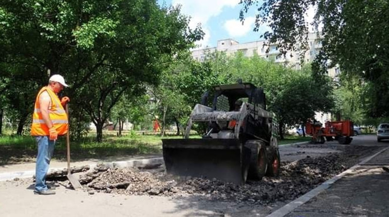У Жовтих Водах стартував ремонт внутрішньодворових проїздів (фотозвіт)