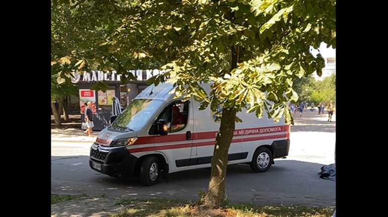 У Жовтих Водах чоловік раптово помер під час руху на проїжджій частині