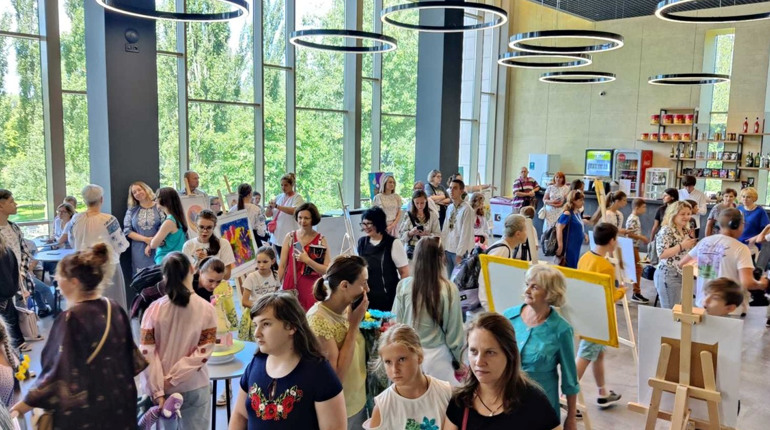 Діти з інвалідністю-телеведучі на великих екранах кінотеатрів столиці