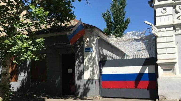 На підприємствах Мелітополя окупанти ставлять військові столи для реєстрації на військовий облік рф