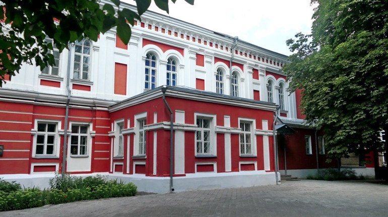 Перший корпус педуніверситету в Глухові проектували як лікарню. Коли і чому змінили плани?