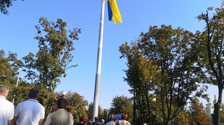 На головній площі Покровська невдовзі замайорять три прапори на нових флагштоках