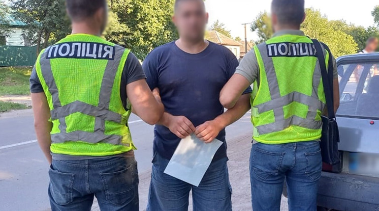 Житель Ніжина намагався продати обріз мисливської рушниці за 6 тисяч гривень. Його затримали