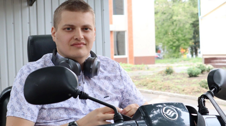 «Більше проблем у тих, хто зараз воює»: як первомаєць з інвалідністю став шкіряних справ майстром