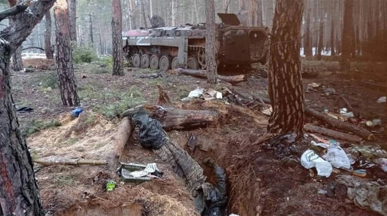 Російські військові спалюють своїх загиблих поблизу Мелітополя