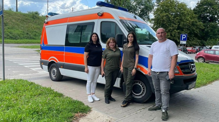 Старобільським медикам передали від Польщі "швидку": новий транспорт для рятування життів