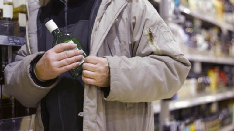 Погрожував продавчині: тростянчанина підозрюють у викраденні двох пляшок алкоголю