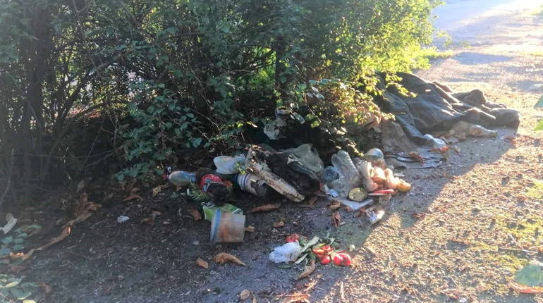 В центрі Ніжина безхатченки облаштували собі «побут»