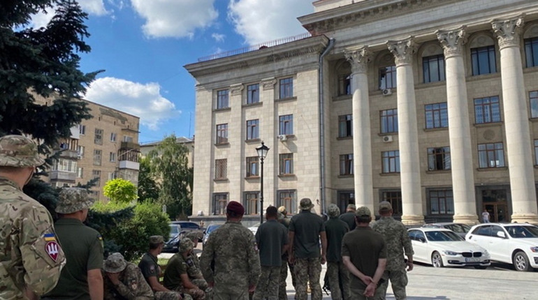 Біля житомирського суду зібралися військові, які хочуть справедливості в обранні запобіжного заходу