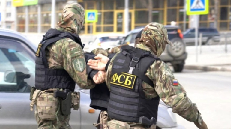 На окупованій Луганщині посеред дня російська ФСБ затримує людей на вулиці. Шукає "підозрілих"