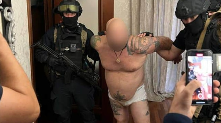Поліцейські Київщини затримали чоловіка, який вербував дівчат для занять проституцією в Ізраїлі