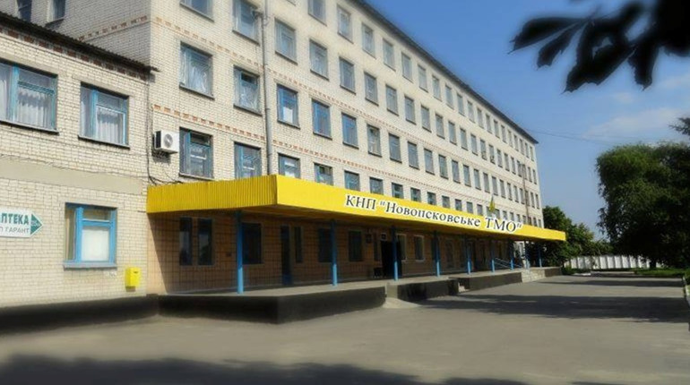На Луганщині окупанти розташувалися у пологовому будинку. Людей пускають під дулом автомата