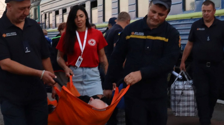 Евакуйованих мешканців Донеччини зустрічають на Житомирщині: 19 серпня прибули 20 донеччан