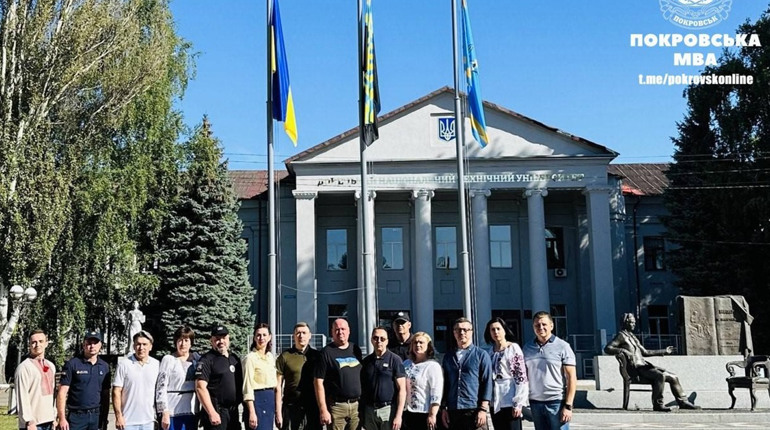 На центральній площі Покровська урочисто підняли прапори на нових флагштоках