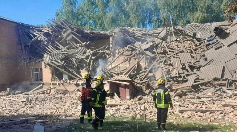 РАШИСТИ СЕРЕД БІЛОГО ДНЯ РОЗБОМБИЛИ ШКОЛУ У МІСТІ РОМНИ