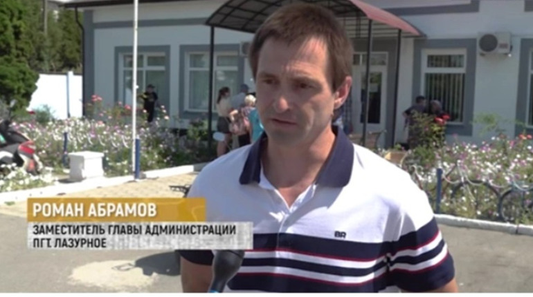 «Мобільні соціальні групи» окупантів приїхали до Лазурного, щоб видати російські банківські картки