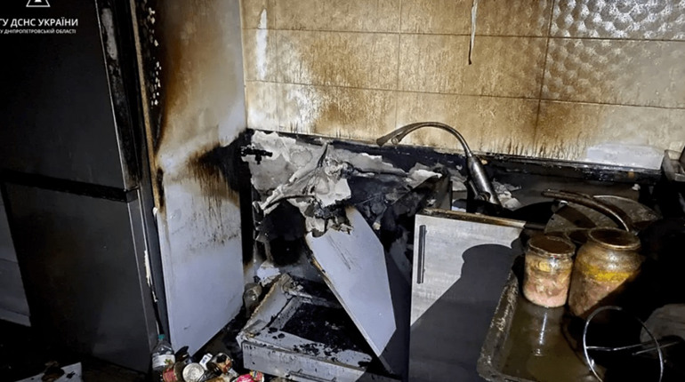 У Жовтих Водах у квартирі спалахнула кухня: пожежу гасили 12 рятувальників