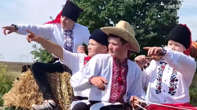«Їхали козаки полем»: народознавчий проєкт театралів-аматорів зі Звиняча на Чортківщині