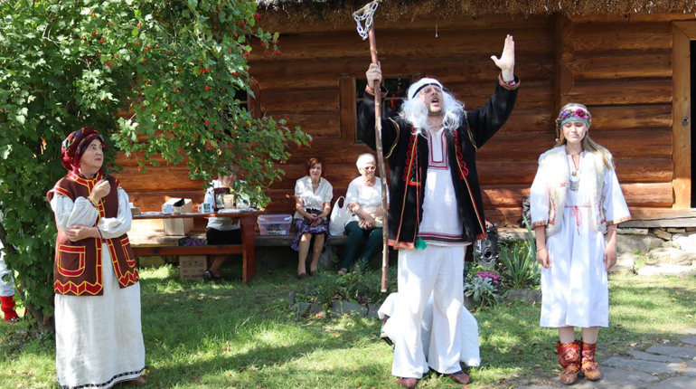 Майже акула, але безпілотник: як у Нагуєвичах провели ентнофест, щоб зібрати на SHARK