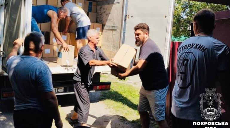 Понад тисячу продуктових наборів отримали мешканці Покровська від благодійників