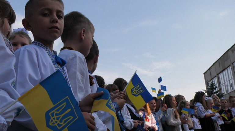 "Перший дзвоник" покликав за парти школярів Тростянецької громади. Фоторепортаж