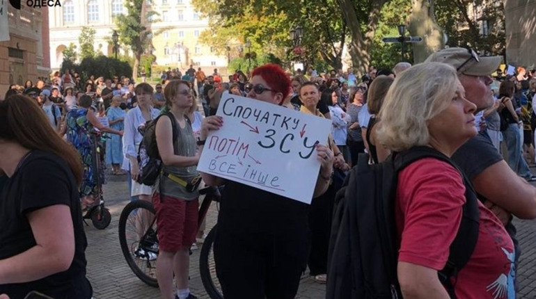 "Спочатку ЗСУ, потім все інше". В Одесі у День міста одесити вийшли на протести до мерії