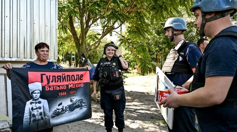 Жительці Гуляйполя рятувальники подарували прапор зі зображенням Нестора Махна (фото)