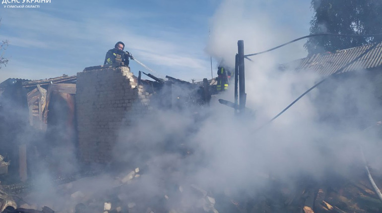 У Шосткинському районі через ворожий обстріл сталась масштабна пожежа