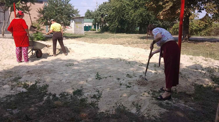 Дитячий майданчик на Волохіно тепер із піском
