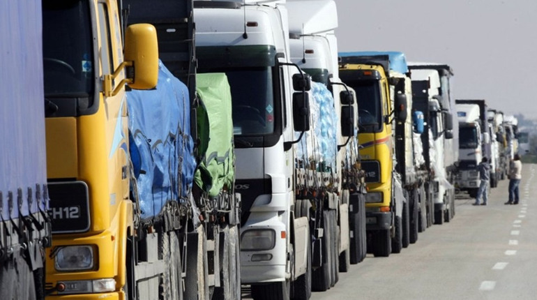 На всіх автомобільних дорогах Одещини заборонили рух вантажівок у денний час доби