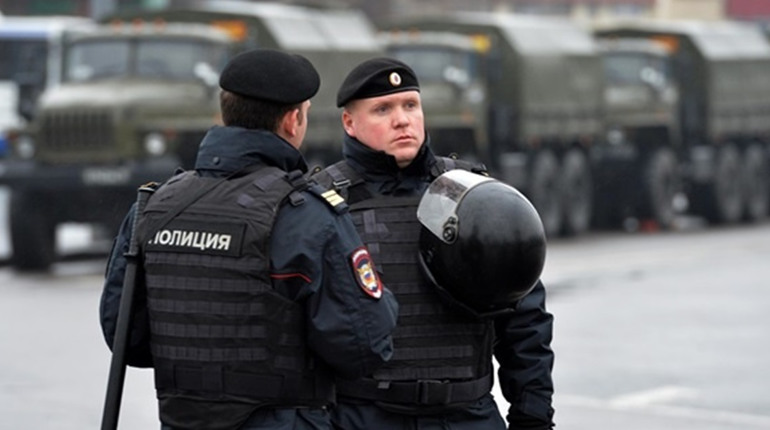 Поліцаї росії обходять ВНЗ та перевіряють телефони студентів на Херсонщині. Шукають партизан