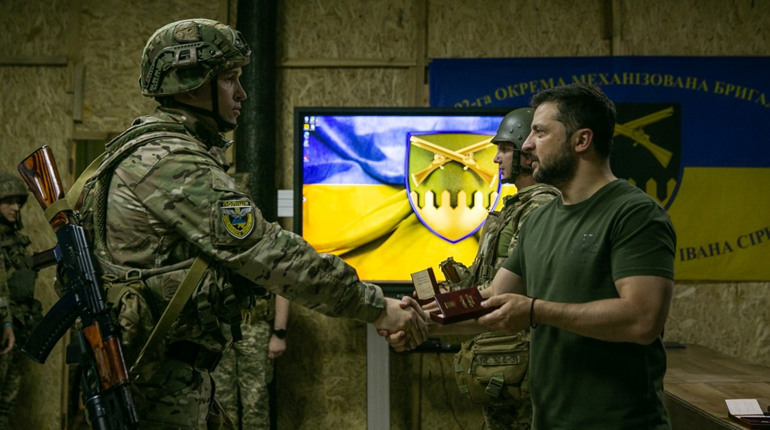 Зеленський нагородив штурмовика з Луганщини орденом "За мужність" III ступеня. Хто цей військовий