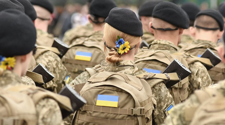 Жінкам, які знаходяться на військовому обліку, обмежать виїзд з України