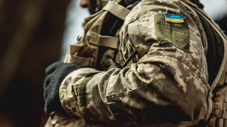 У Сарнах пʼяний чоловік у військовій формі побив жінку