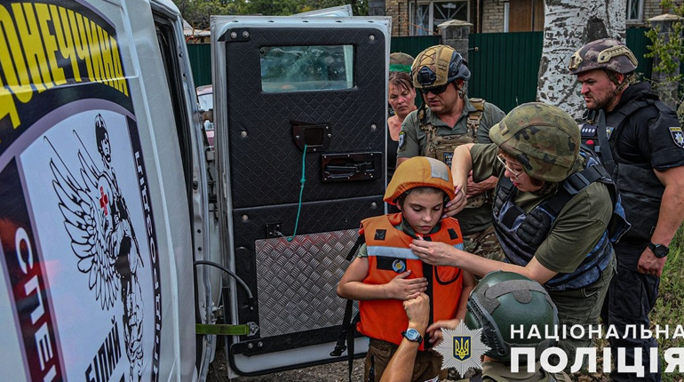 Евакуація стала безпечнішою: «Білі янголи» евакуюють людей з Торецька на новому бронеавтомобілі