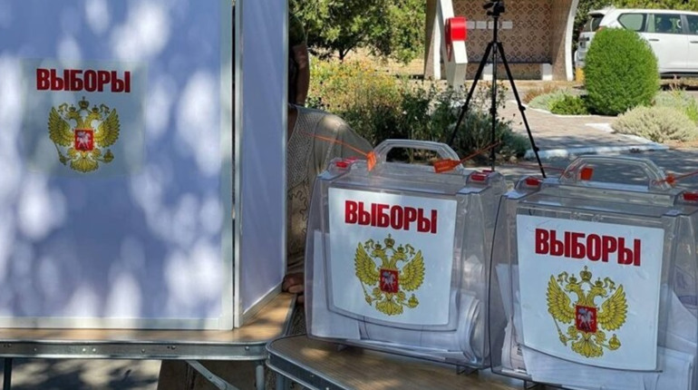 У Мелітополі на псевдовиборах окупанти "перевіряють і підказують за кого голосувати"