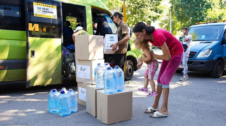 Евакуація з прифронтових населених пунктів Купʼянщини триває: хто допомагає людям виїхати