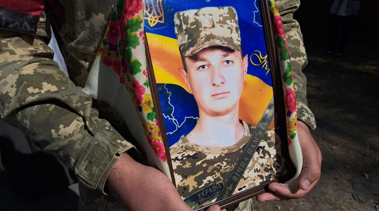 У Лютеньці попрощалися із 26-річним захисником Владиславом Бездудним