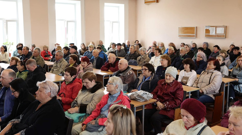 Переселенців з Торецька у Дніпрі запрошують на консультації з соцзахисту та працевлаштування