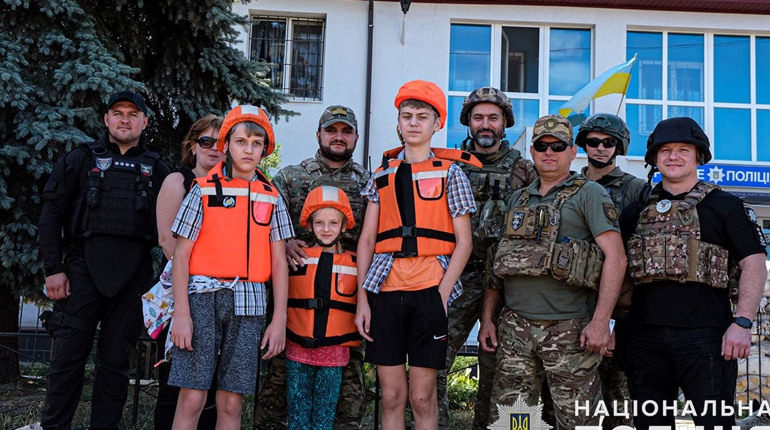 «Білі янголи» вивезли з Нью-Йорка ще трьох дітей та їхню матір. Тепер вони в безпеці