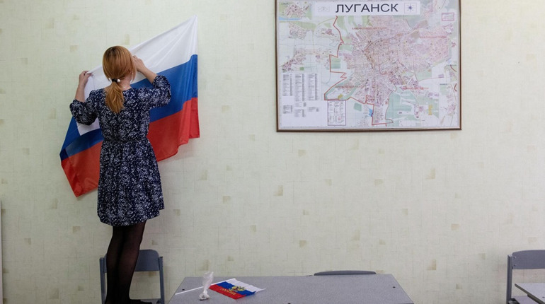 "Перші вибори" на Луганщині. Окупанти "намалювали" явку, а виборців заманювали на дільниці їжею