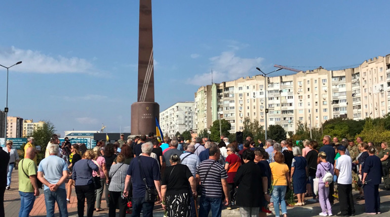 День жалоби в Южному: містяни прощаються із загиблим воїном (ФОТО)